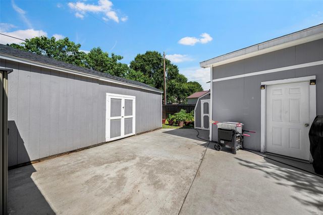 303 Beaumont Drive, Magnolia, TX 77354