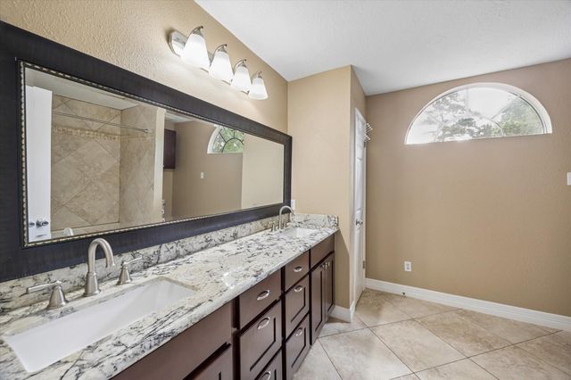 9 E Willowwood Court, The Woodlands, TX 77381