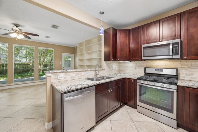 9 E Willowwood Court, The Woodlands, TX 77381