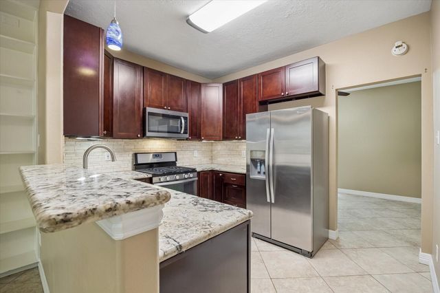9 E Willowwood Court, The Woodlands, TX 77381