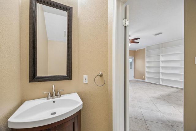 9 E Willowwood Court, The Woodlands, TX 77381