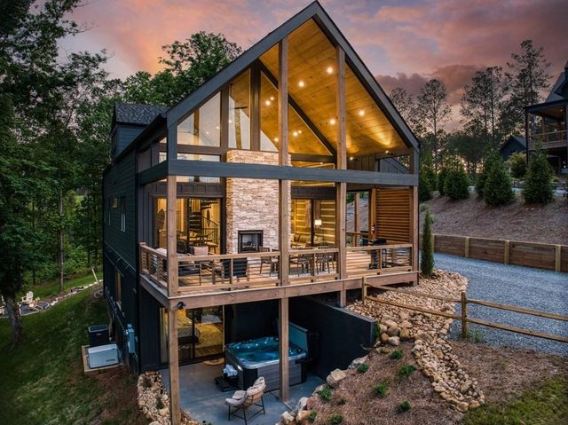 278 Oakwood Lane, Ellijay, GA 30540