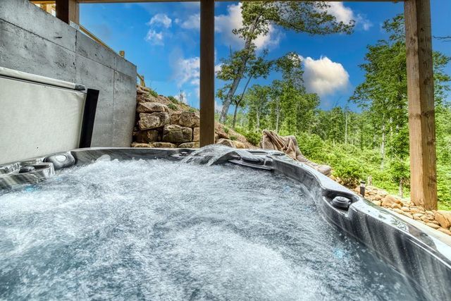 278 Oakwood Lane, Ellijay, GA 30540