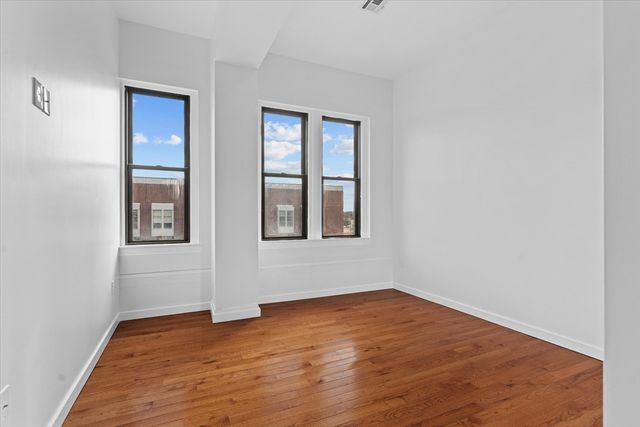 280 Essex Street 303, Lawrence, MA 01840