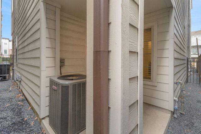 1030 W 26th Street C, Houston, TX 77008