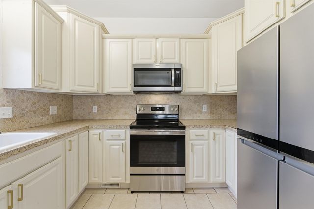 916 N Amidon Ave, Wichita, KS 67203