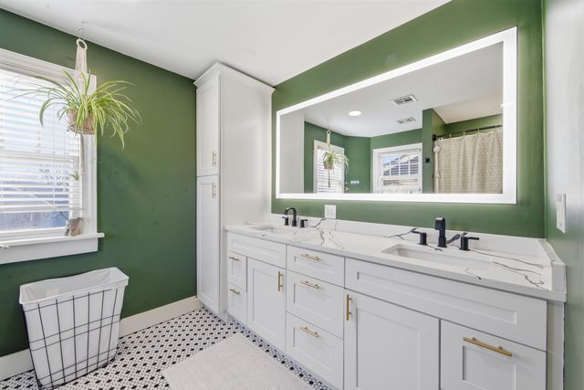 916 N Amidon Ave, Wichita, KS 67203