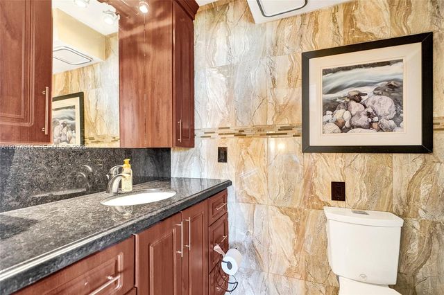 1001 NE 14th Avenue 402, Hallandale Beach, FL 33009