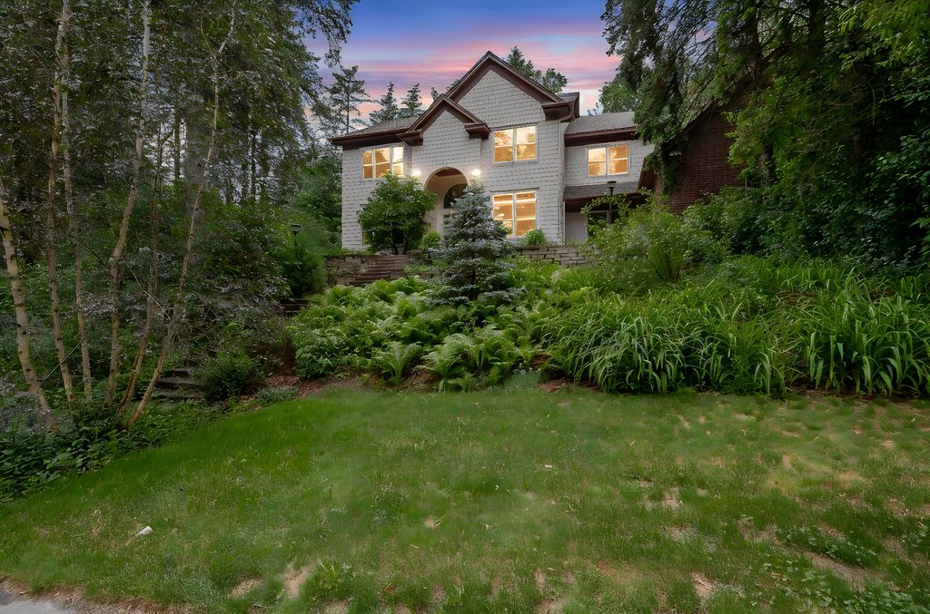 1536 Shannon Drive, Woodbury, MN 55125