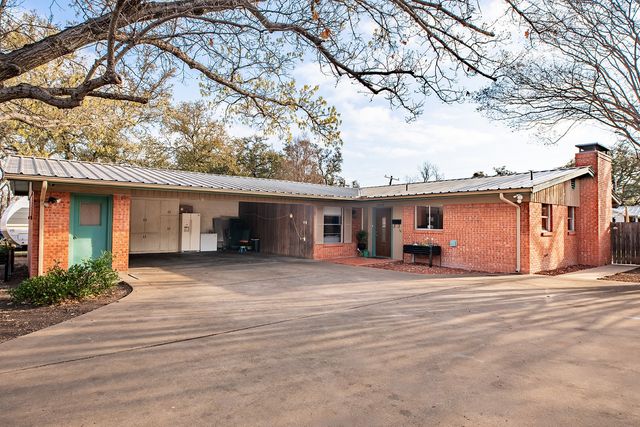 2005 S China Street, Brady, TX 76825