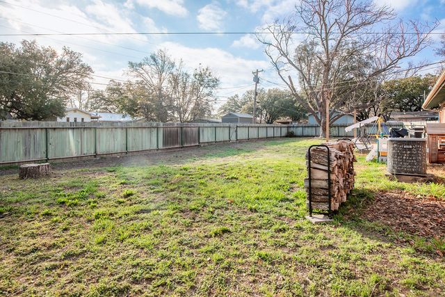 2005 S China Street, Brady, TX 76825