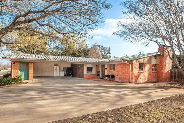 2005 S China Street, Brady, TX 76825