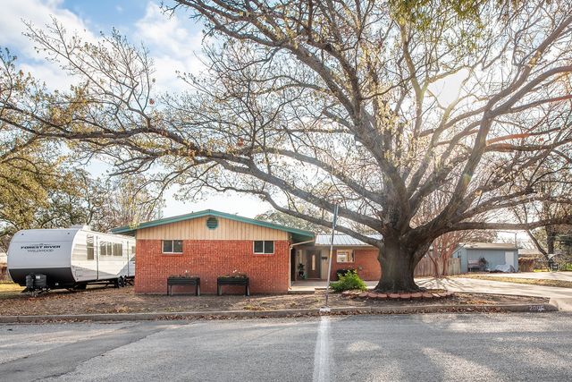 2005 S China Street, Brady, TX 76825