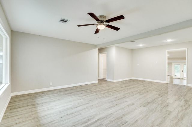 204 Jasmine Street, Lake Jackson, TX 77566