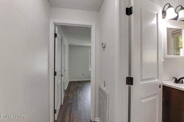 610 E Race St, Kingston, TN 37763