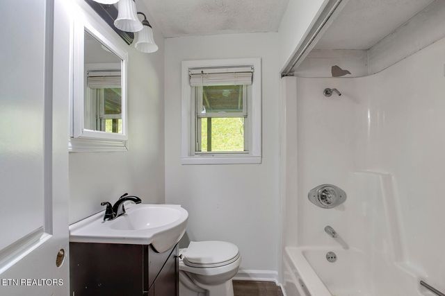 610 E Race St, Kingston, TN 37763