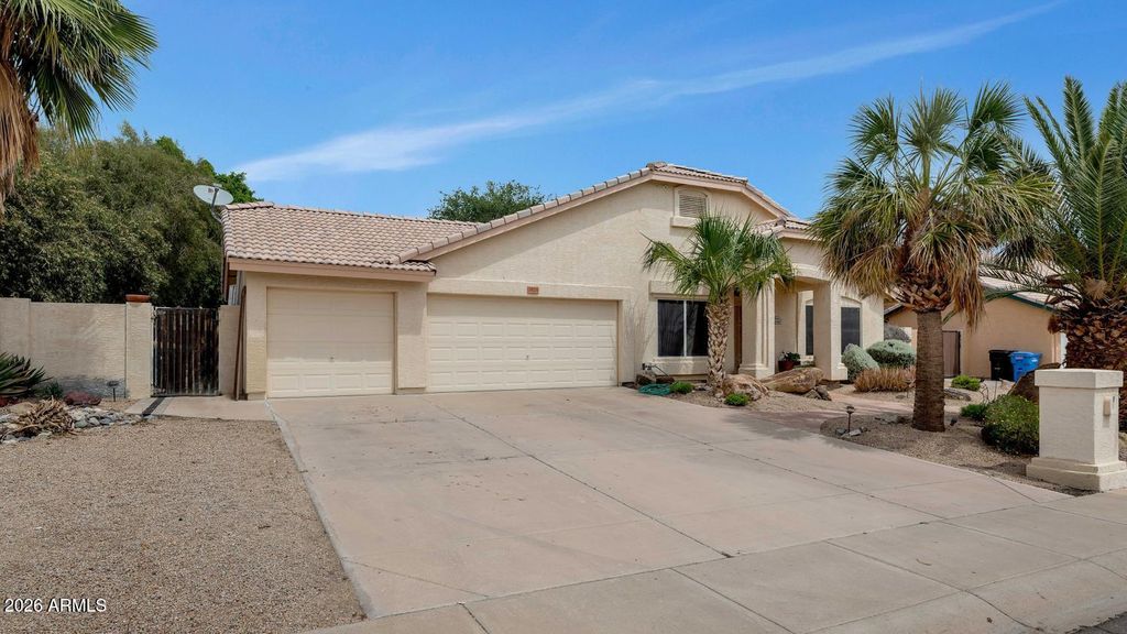 Image 8 of property listing at 3028 E EMILE ZOLA Avenue, Phoenix, AZ 85032