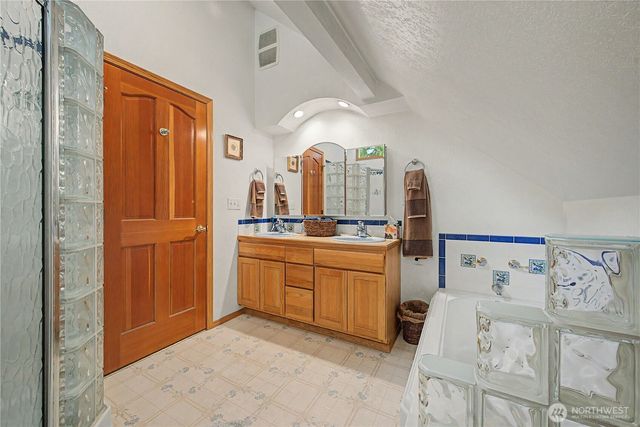 2410 S Lake Roesiger Road, Snohomish, WA 98290