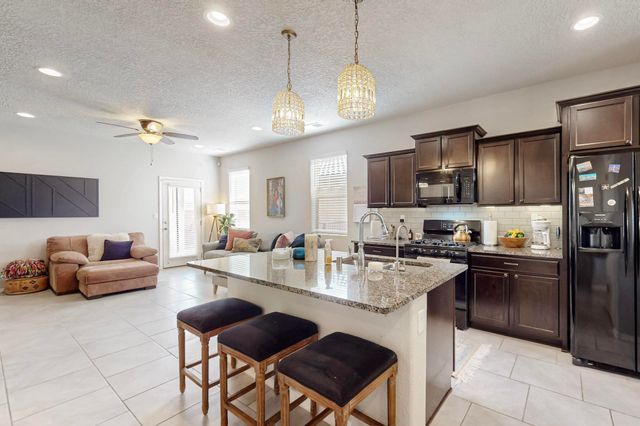 1805 Valle Vista Road NW, Los Lunas, NM 87031