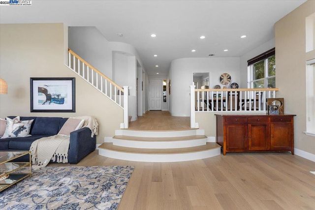 22284 E Lyndon Loop, Castro Valley, CA 94552