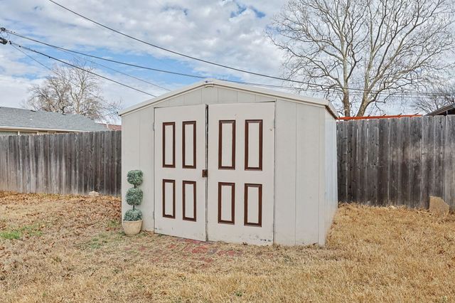 6206 E 11th St N, Wichita, KS 67208