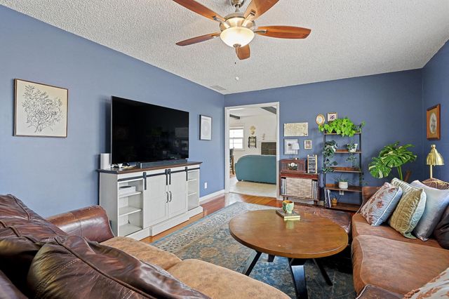 6206 E 11th St N, Wichita, KS 67208