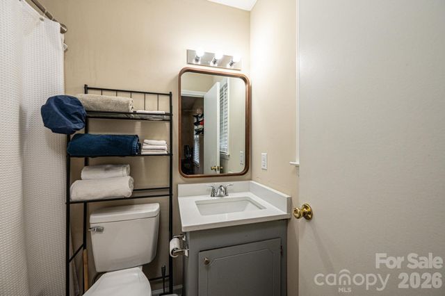 525 12th Street SW 28, Hickory, NC 28602