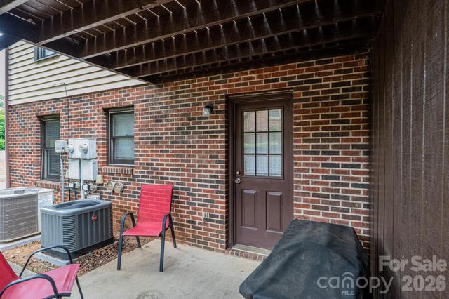 525 12th Street SW 28, Hickory, NC 28602