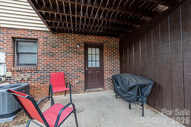 525 12th Street SW 28, Hickory, NC 28602