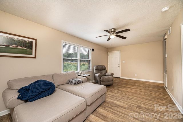 525 12th Street SW 28, Hickory, NC 28602