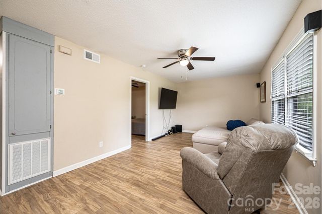 525 12th Street SW 28, Hickory, NC 28602