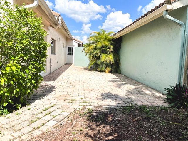 5851 Bristol Lane, Davie, FL 33331