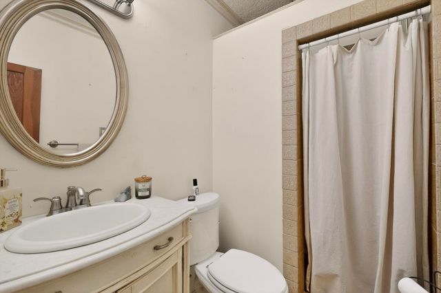 2115 Hollywood Avenue NW, Albuquerque, NM 87104