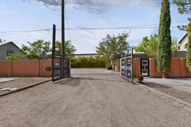 2115 Hollywood Avenue NW, Albuquerque, NM 87104