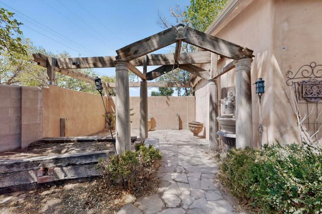 2115 Hollywood Avenue NW, Albuquerque, NM 87104