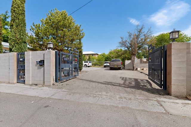 2115 Hollywood Avenue NW, Albuquerque, NM 87104