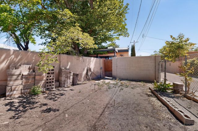 2115 Hollywood Avenue NW, Albuquerque, NM 87104