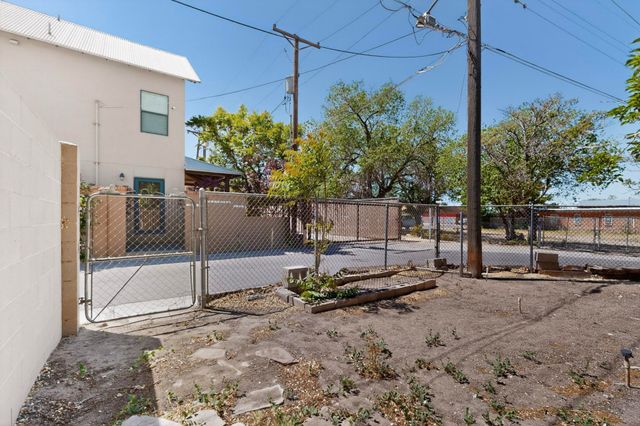 2115 Hollywood Avenue NW, Albuquerque, NM 87104