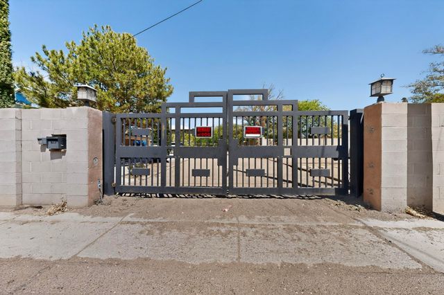2115 Hollywood Avenue NW, Albuquerque, NM 87104