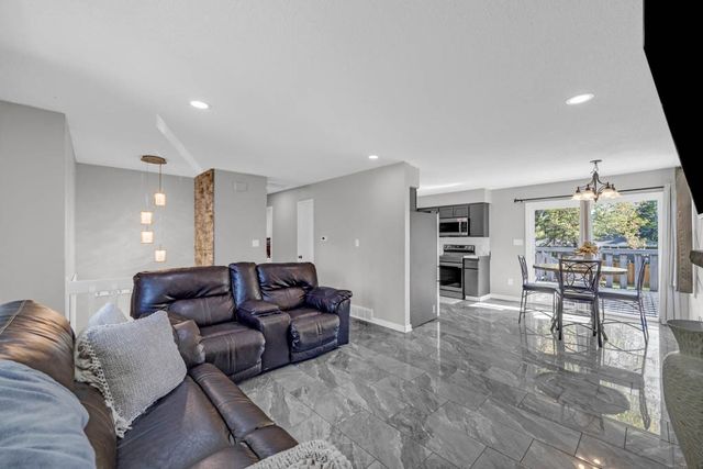 518 Maxwelton Drive, Des Moines, IA 50315