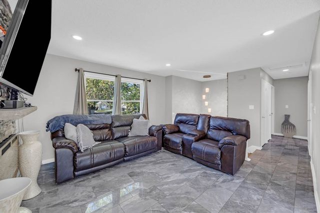 518 Maxwelton Drive, Des Moines, IA 50315