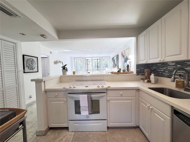 3301 N Country Club Dr 104, Aventura, FL 33180