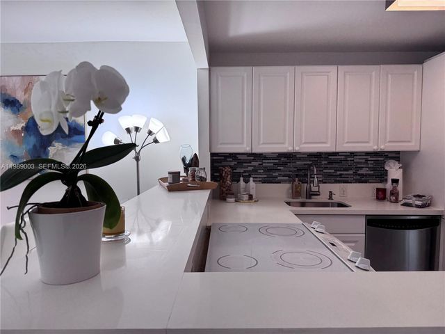 3301 N Country Club Dr 104, Aventura, FL 33180