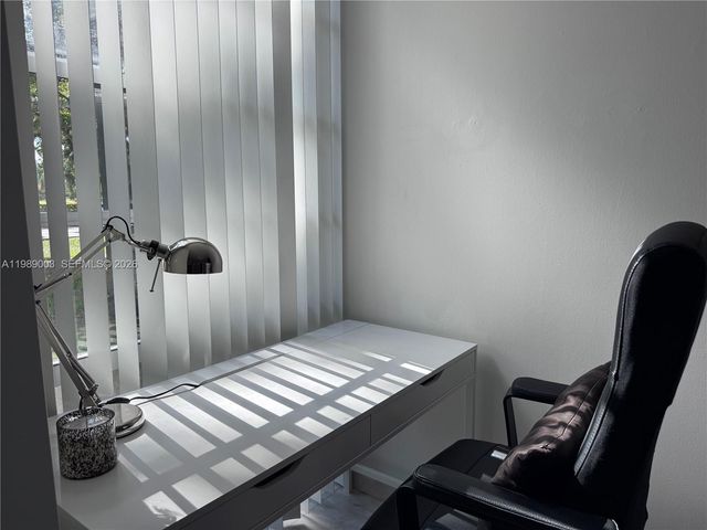 3301 N Country Club Dr 104, Aventura, FL 33180