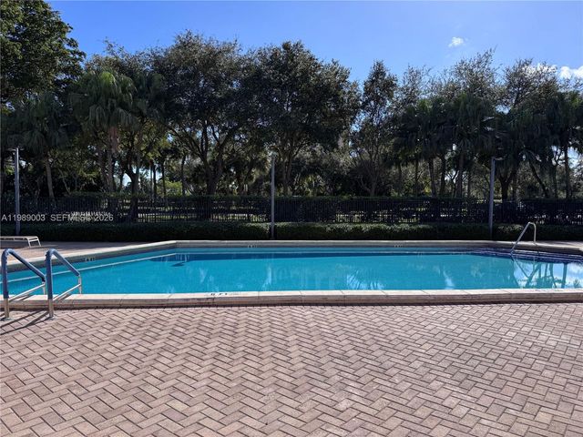 3301 N Country Club Dr 104, Aventura, FL 33180