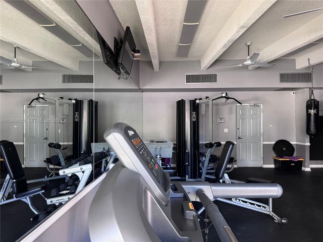 3301 N Country Club Dr 104, Aventura, FL 33180