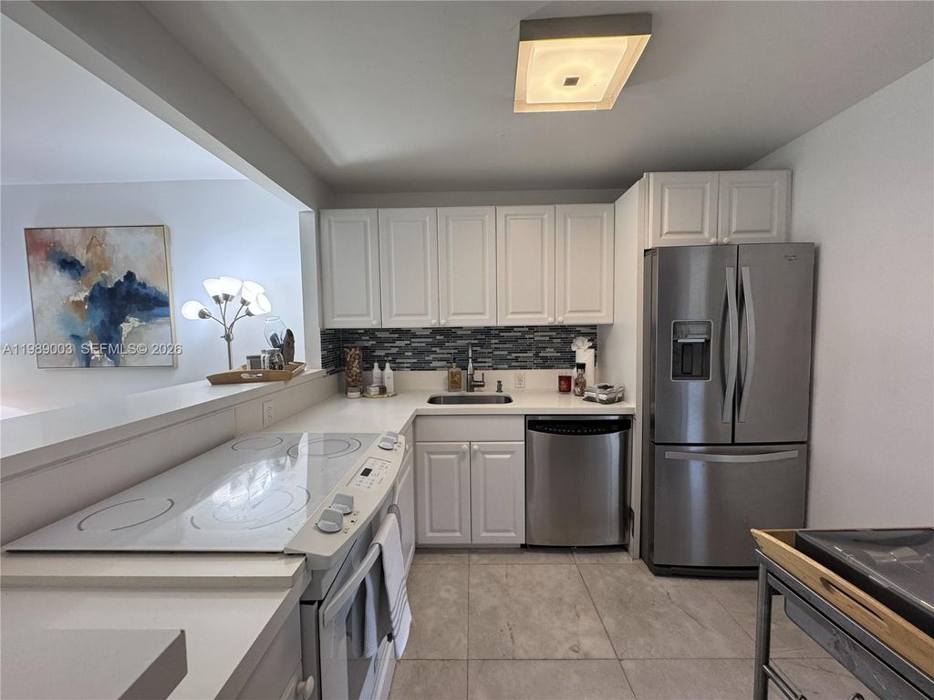 3301 N Country Club Dr 104, Aventura, FL 33180