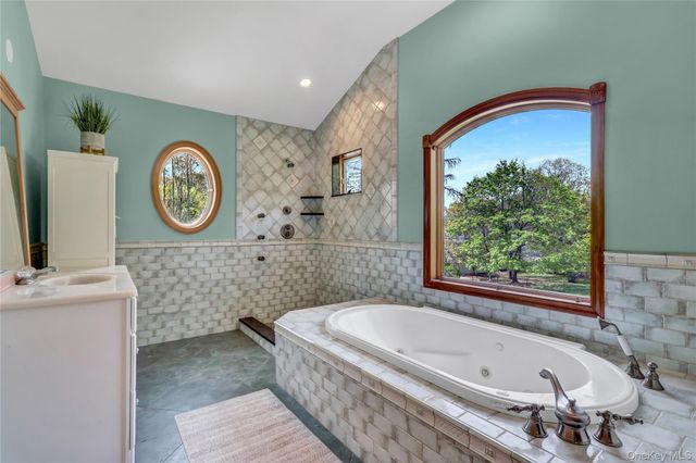 26 Peachtree Lane, Mount Sinai, NY 11766