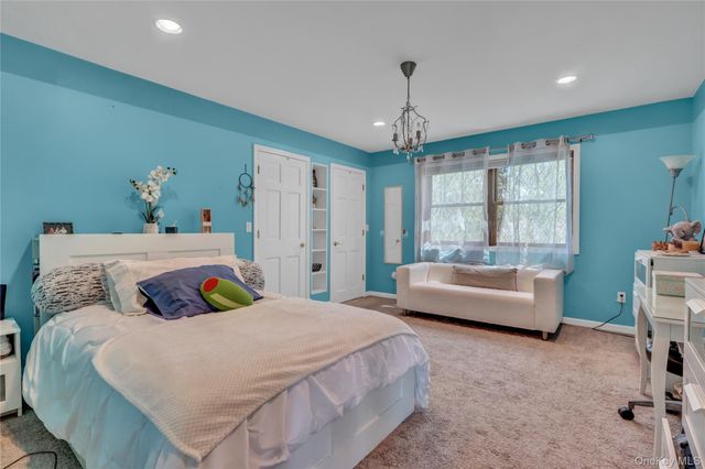 26 Peachtree Lane, Mount Sinai, NY 11766