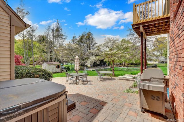 26 Peachtree Lane, Mount Sinai, NY 11766